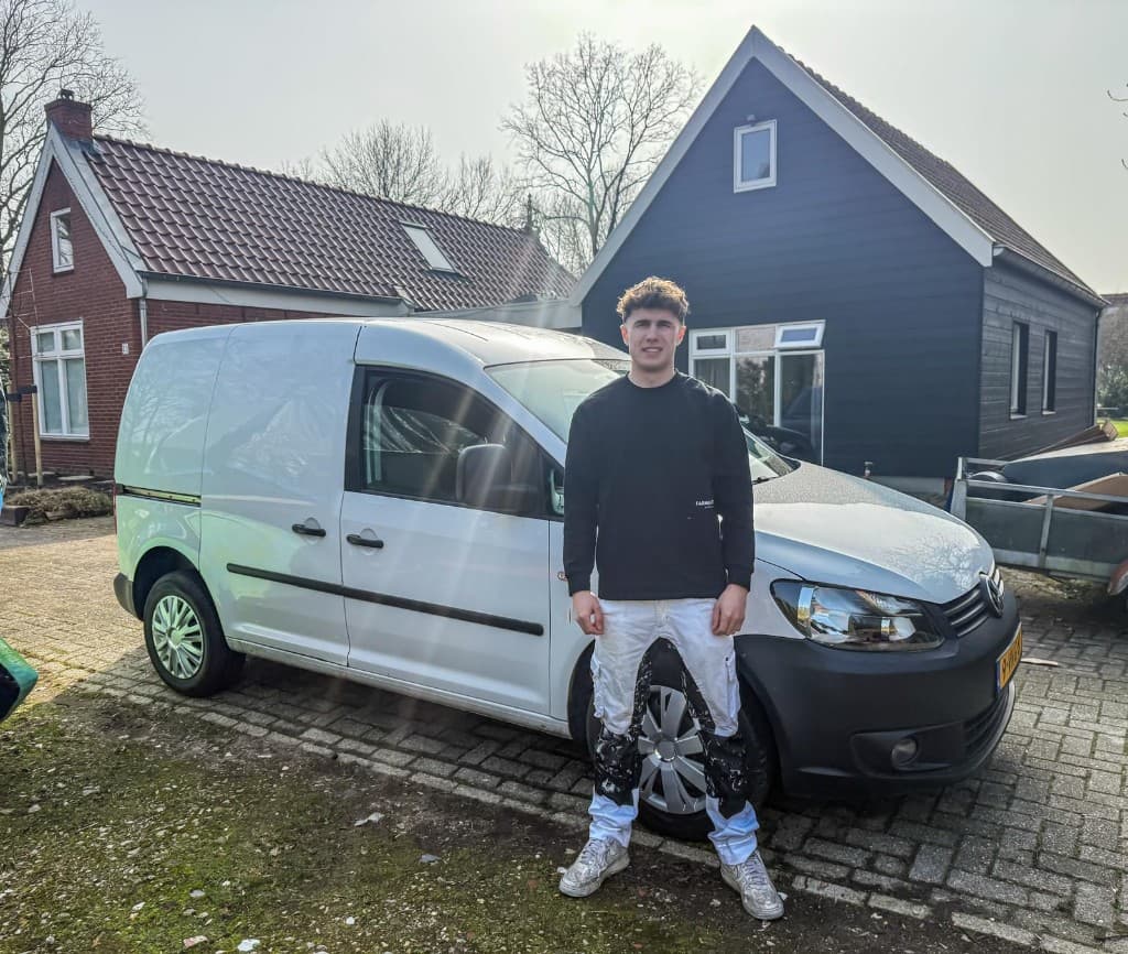 Noerian Boersma, professioneel schilder N. Boersma Schilderwerken in Drachten, met bedrijfswagen