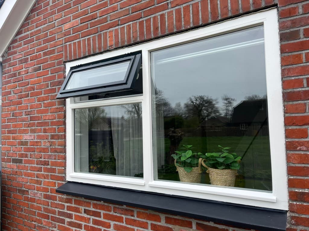 Buitenschilderwerk kozijnen na de behandeling — strak wit en zwart (eindresultaat), N. Boersma Schilderwerken