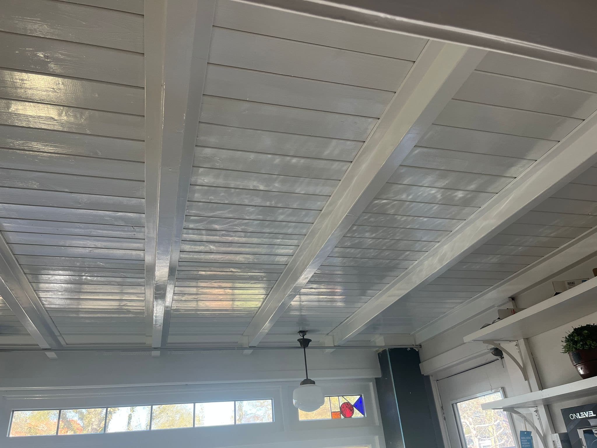 Plafond — Strak gesausd plafond — netjes afgewerkt. N. Boersma Schilderwerken, Drachten.