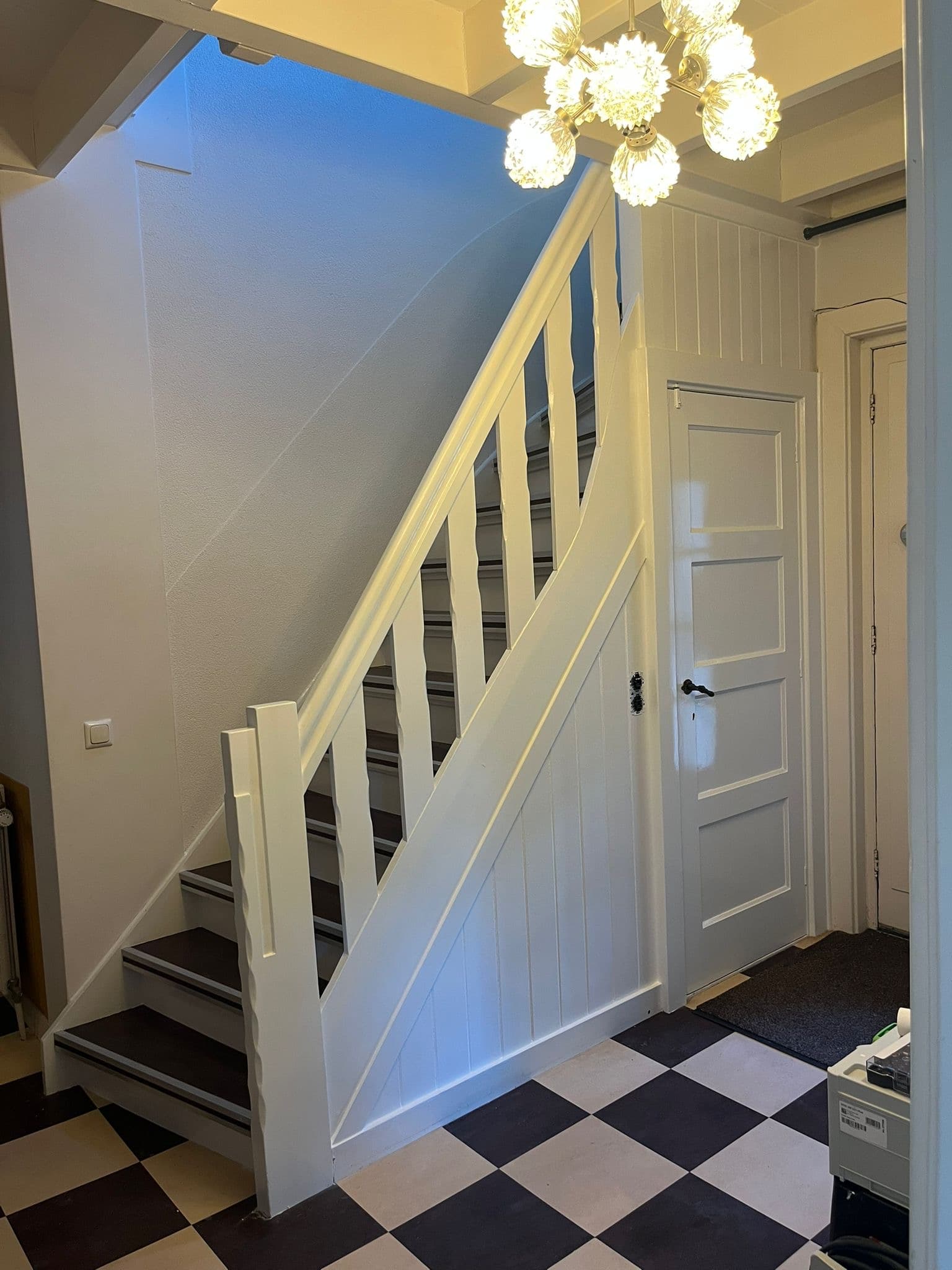 Project — trappenhal (na) — Afgewerkt schilderwerk met een nette, uniforme uitstraling. N. Boersma Schilderwerken, Drachten.