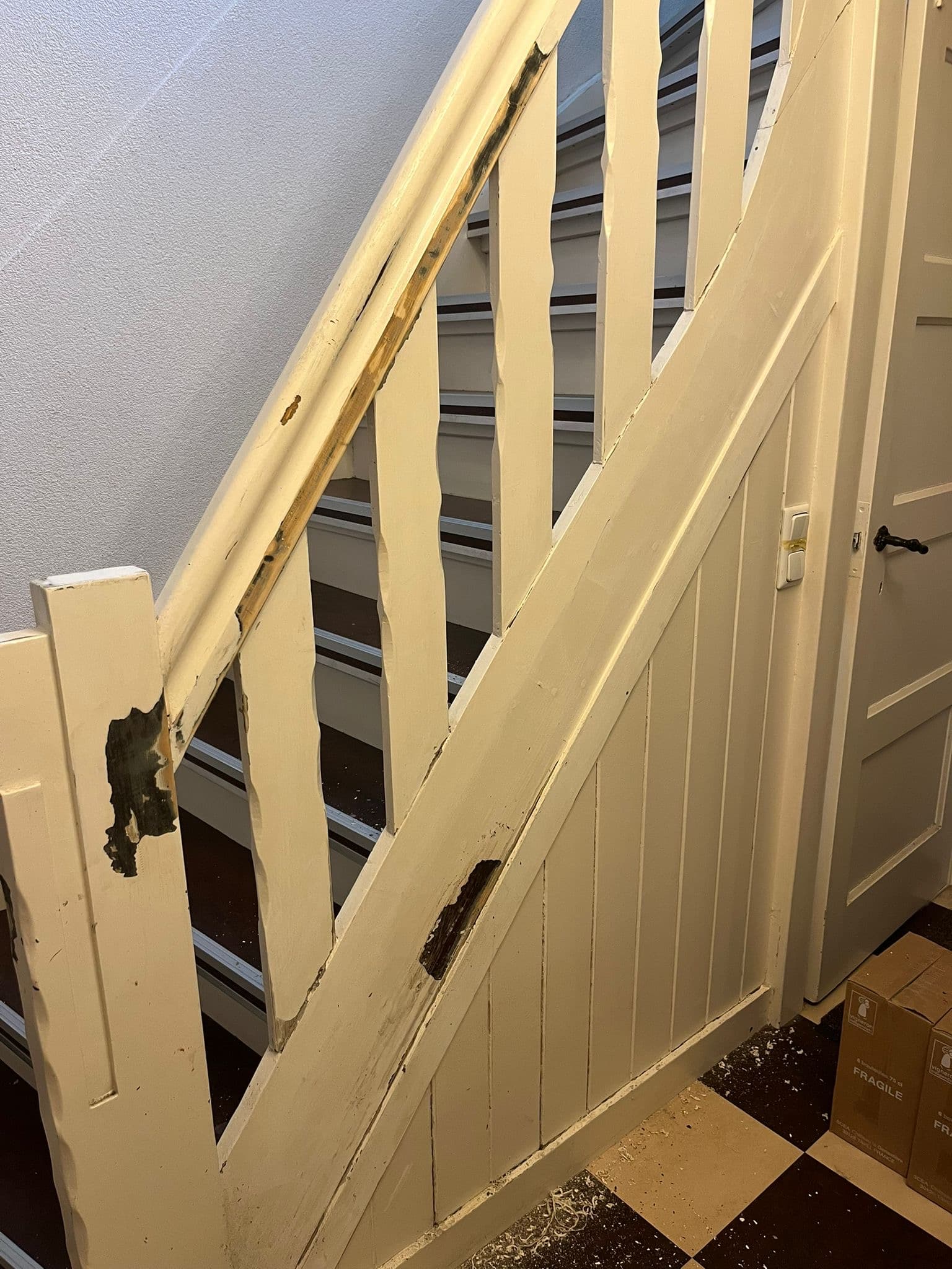 Project — trappenhal (voor) — Voorbereiding en oude verflagen: strak naar een duurzaam eindresultaat. N. Boersma Schilderwerken, Drachten.