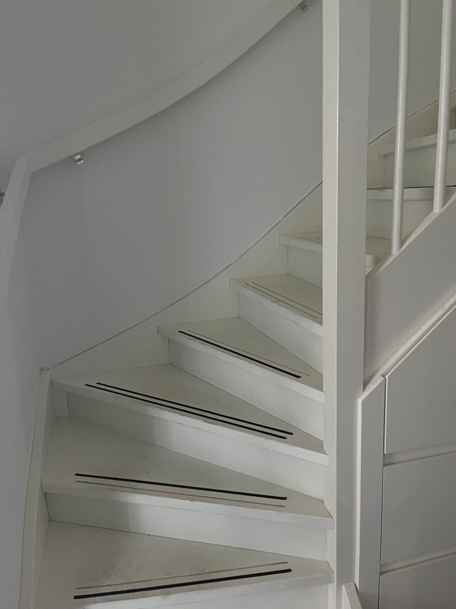 Detail (voor) — Kozijnen en kanten klaar voor onderhoud. N. Boersma Schilderwerken, Drachten.