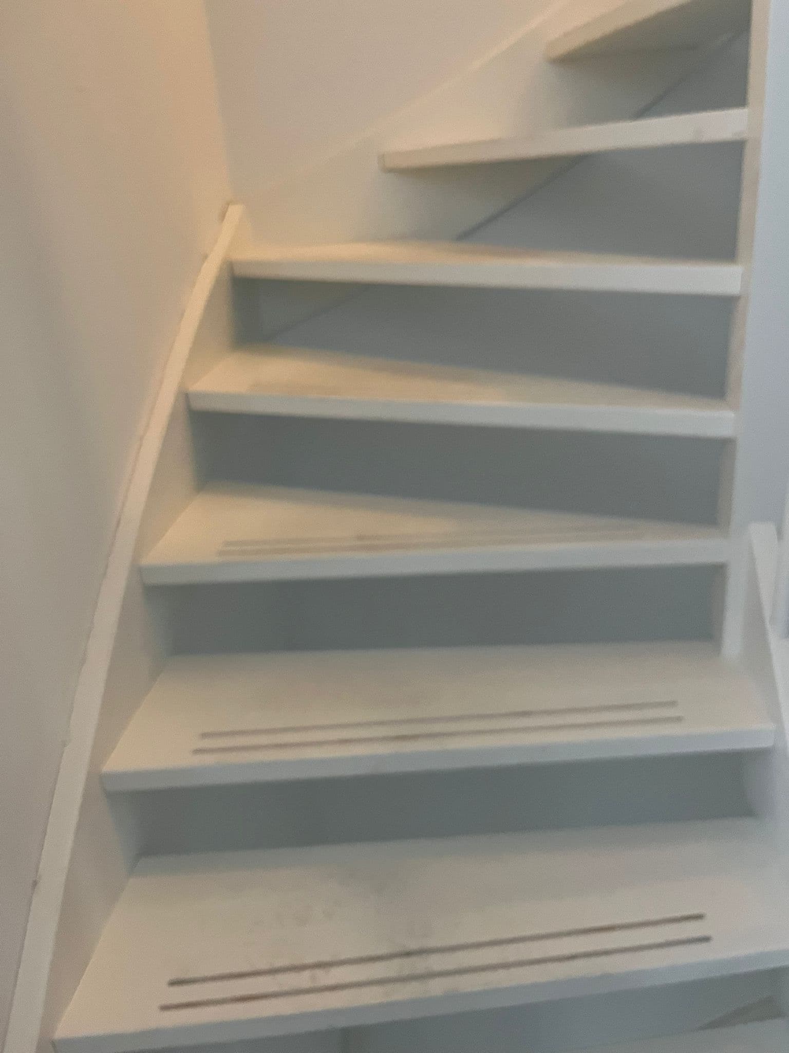 Binnenwerk (voor) — Wanden en details vóór de behandeling. N. Boersma Schilderwerken, Drachten.